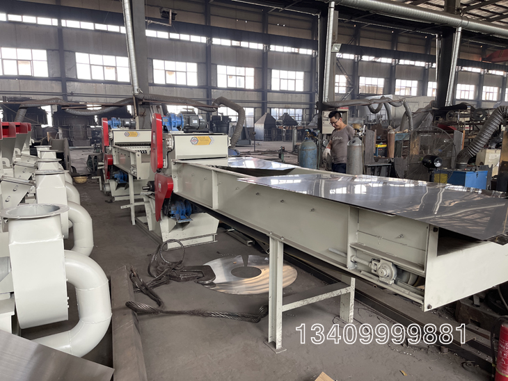 強(qiáng)制喂料木材粉碎機(jī) 強(qiáng)制喂料木材粉碎機(jī)